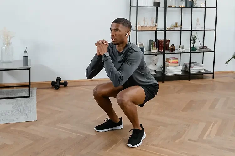 تمرین درمانی Standing small range squat | تمرینات درمانی سندروم پیریفورمیس
